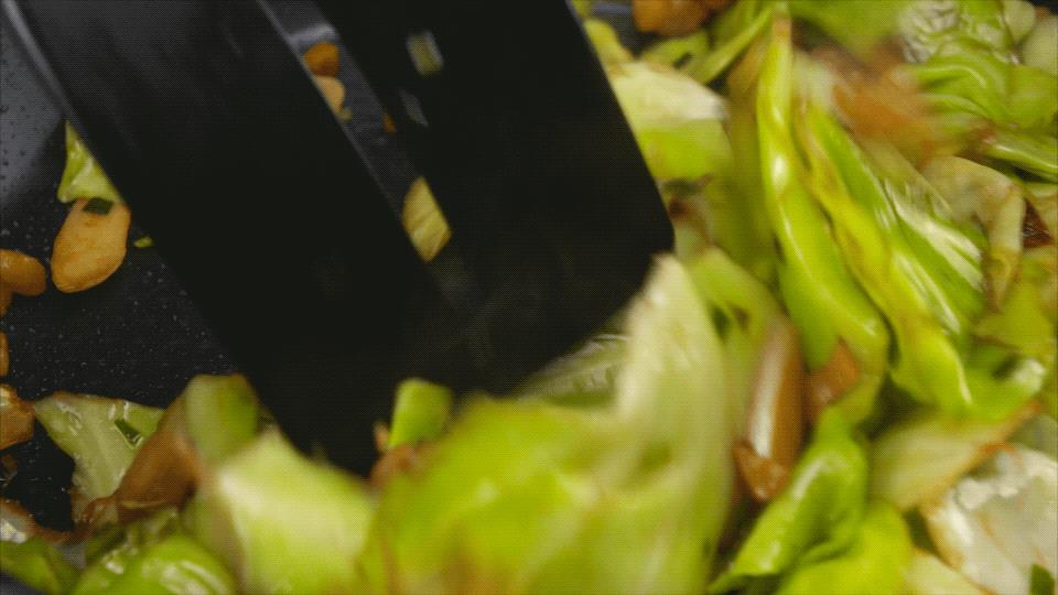 卷心菜炒粉丝的做法窍门，卷心菜炒粉丝的做法窍门视频？