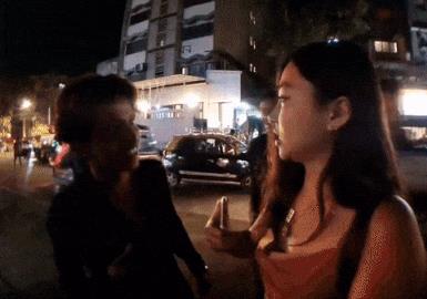 韩国女网红印度街头直播遭男子强吻，被网友骂为了热度活该