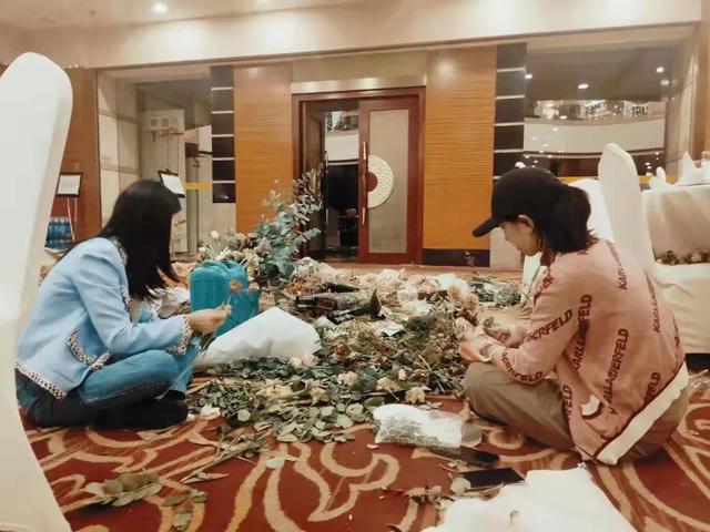 大学生花店创业计划书完整版创业团队介绍，大学生花店创业项目计划书？