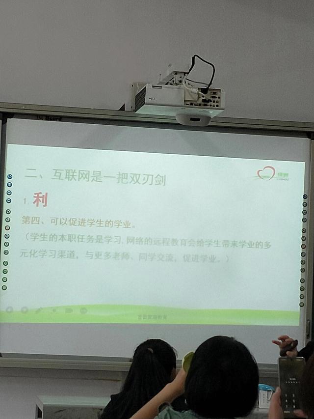 网络的利弊英语作文80带翻译，互联网的利弊英语作文120字？