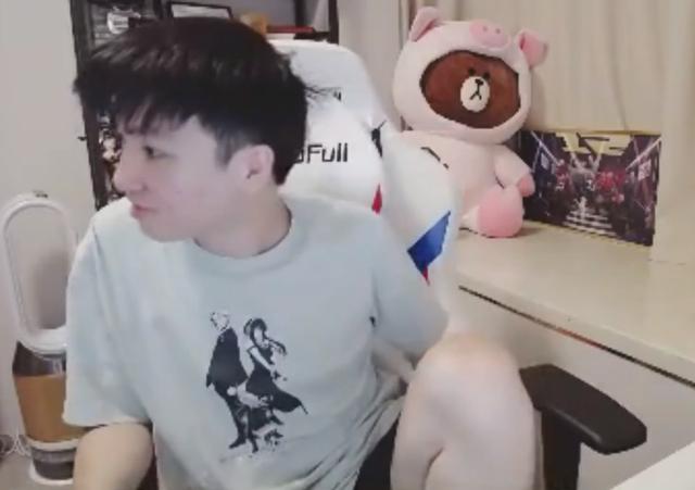 Letme单手和老婆solo，输了直播惩罚亲脚好恶心啊，还有脚毛