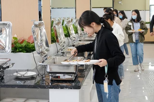 大学食堂最火爆的项目拌饭，大学食堂最火爆的项目牛肉饭？