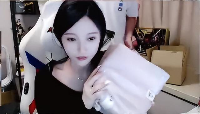 Letme单手和老婆solo，输了直播惩罚亲脚好恶心啊，还有脚毛